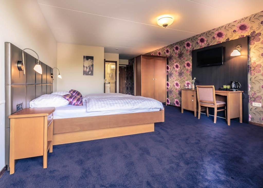 Hotel Restaurant De Roosterhoeve Roosteren Bagian luar foto